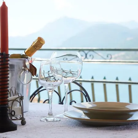 Casa Romantica -terrace 40sqm, Wonderful View Apartmán Dervio